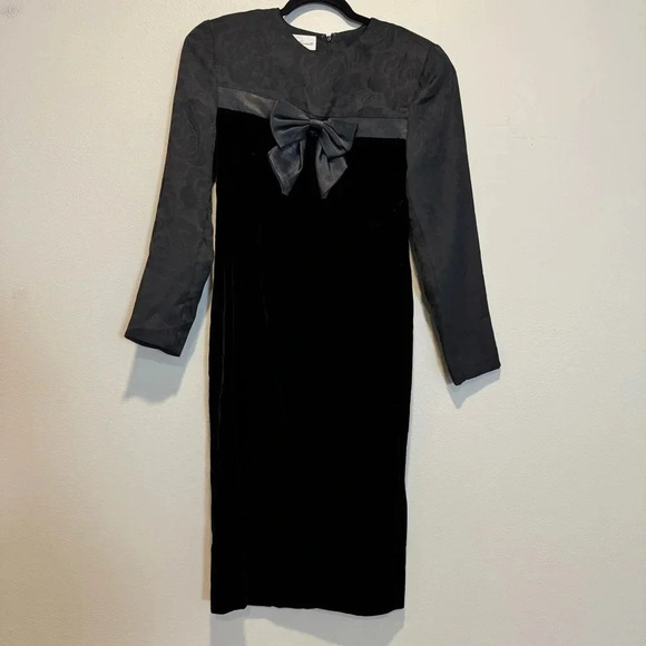 susan bennett Dresses & Skirts - Susan Bennett Vintage Dress Sheath Velvet Goth Witchy Classic 8
